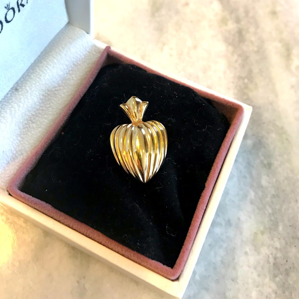 Gorgeous 14k gold heart pendant. Pineapple curves